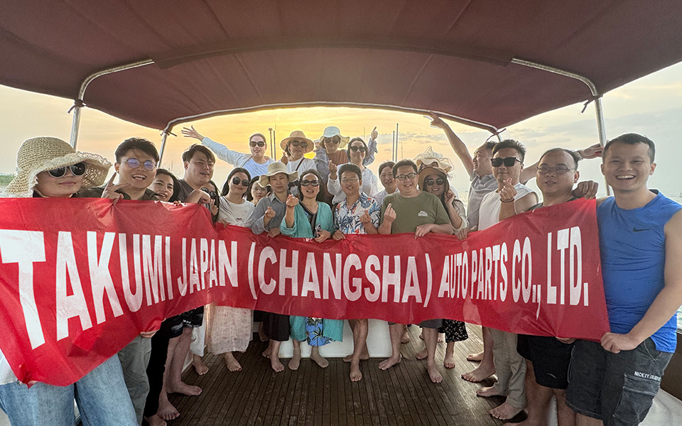 Últimos blogs de la empresa sobre 2025 Team Building de TAKUMI Representante de ventas de la compañía se llevó a cabo en Sanya Luxury Yachts